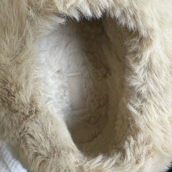 CROCS Women's Cream Slippers with Faux Fur - Picture 5 of 8